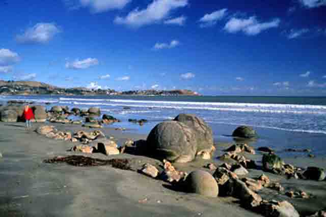 Image of the spherical Moeraki Boulders