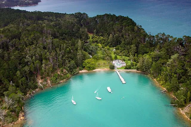 Image of the turquoise waters that surround Kawau Island north of Auckland